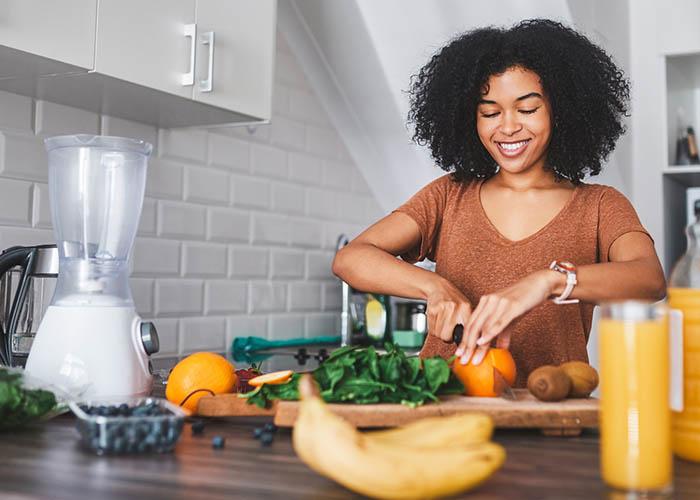 Mujer cocinando comida vegana y vegetariana