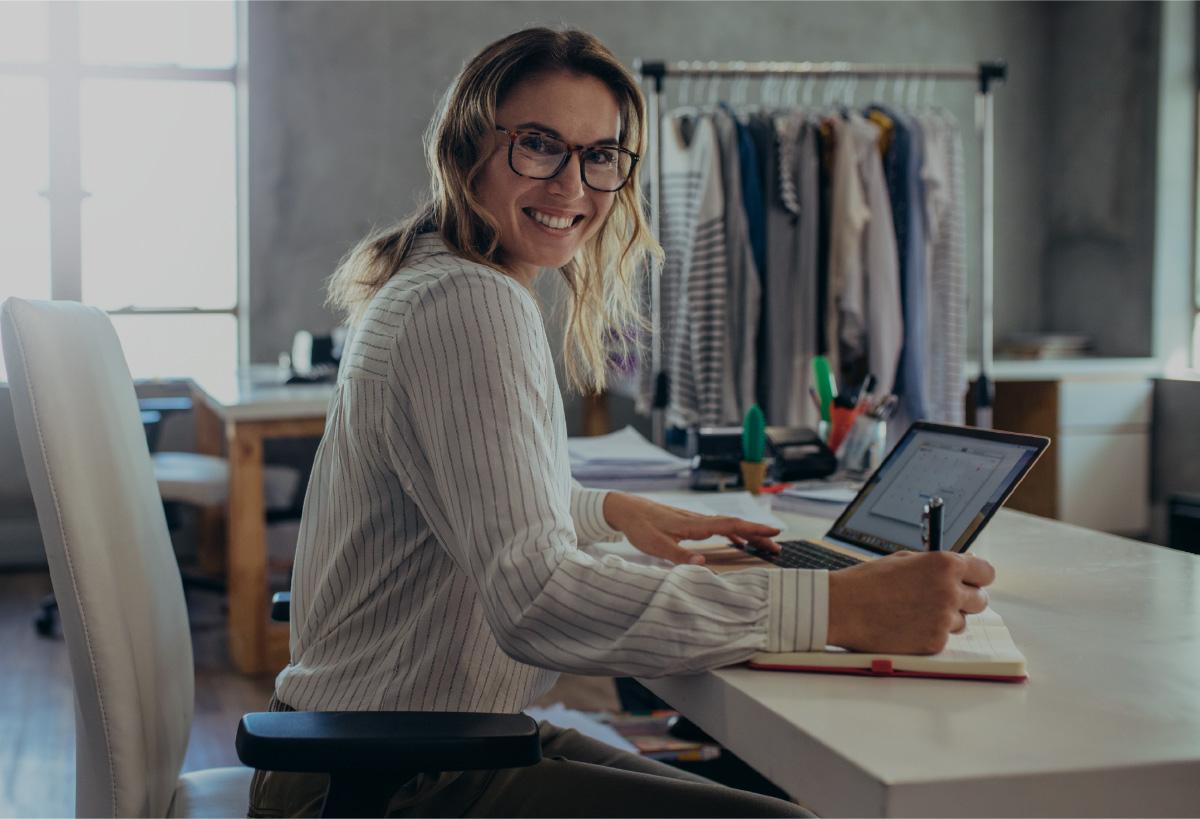 Mujer sonriente marketing para emprendedores