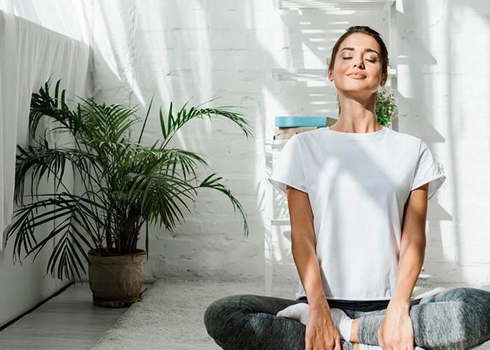 Mujer meditando