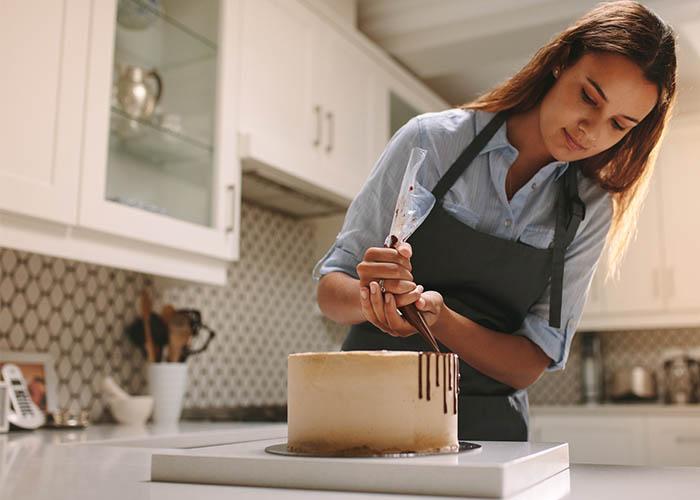 Mujer decorando un Pastel