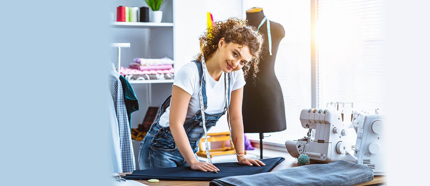 Mujer sonriente corte y confeccion