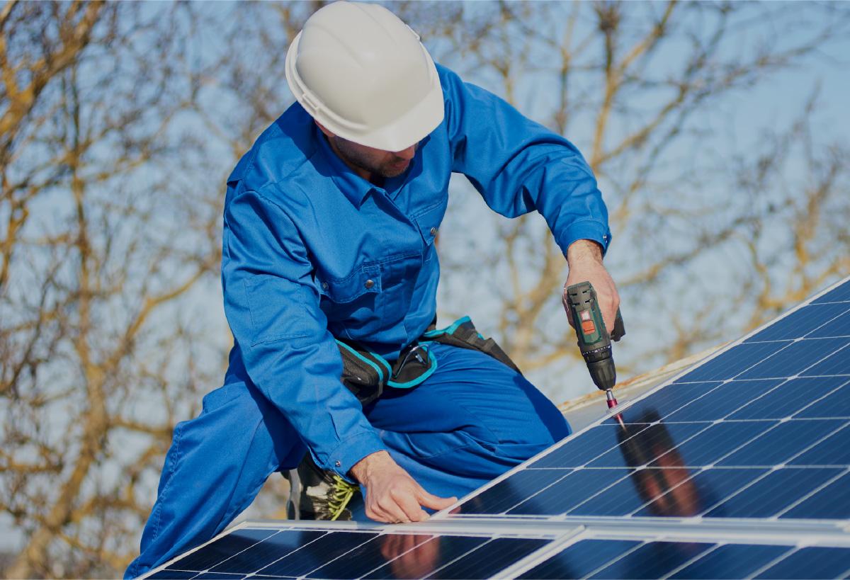 Hombre instalando panel solar