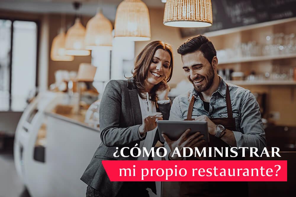 dueños de restaurantes revisando una tableta