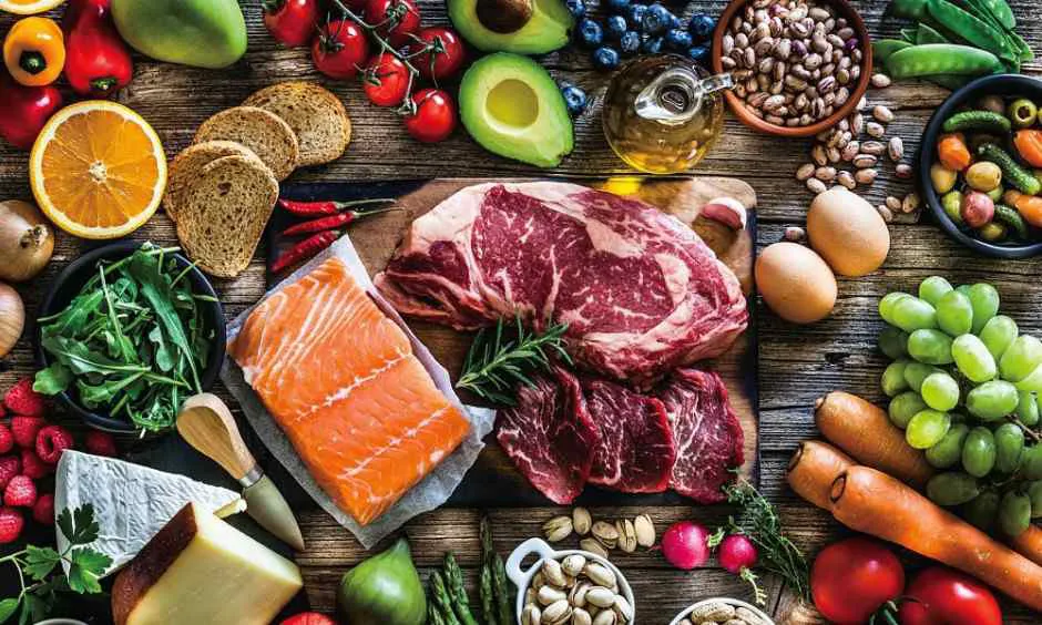 carnes, frutas y verduras sobre la mesa