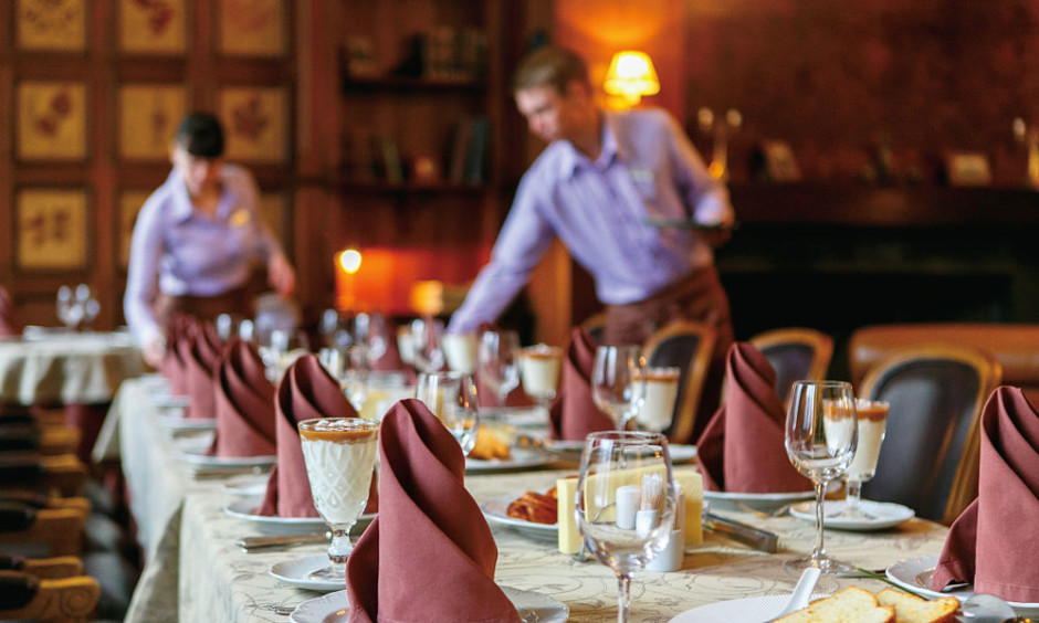 trabajadores atendiendo una mesa de restaurante