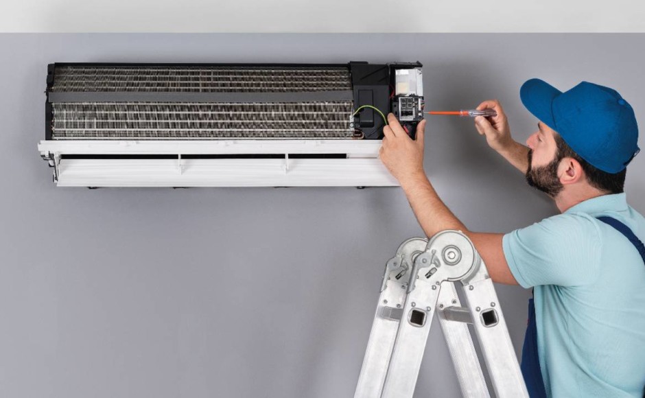 Hombre instalando aire acondicionado tipo split