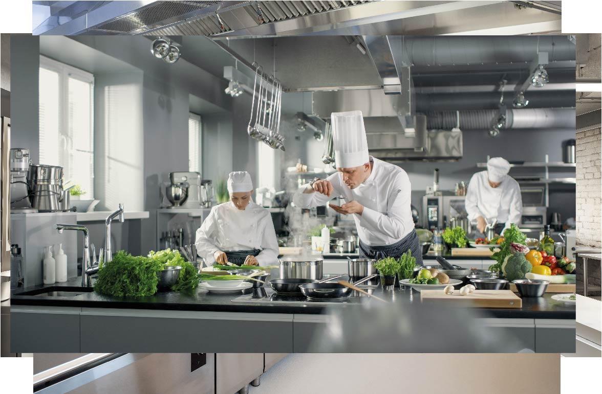 Chefs en una cocina mientras cocinan y prueban la comida