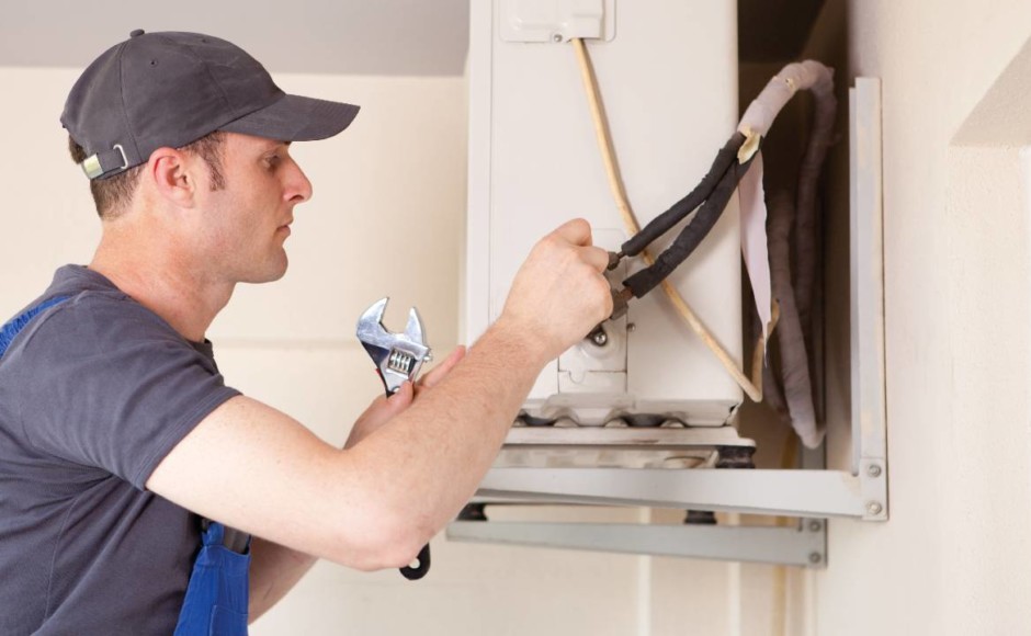 Técnico en mantenimiento y reparación de aires acondicionados haciendo su trabajo