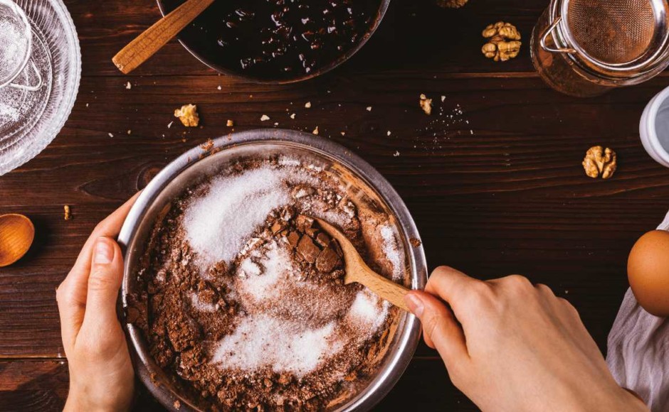 Postre en un tazón al que se le aplicó azúcar