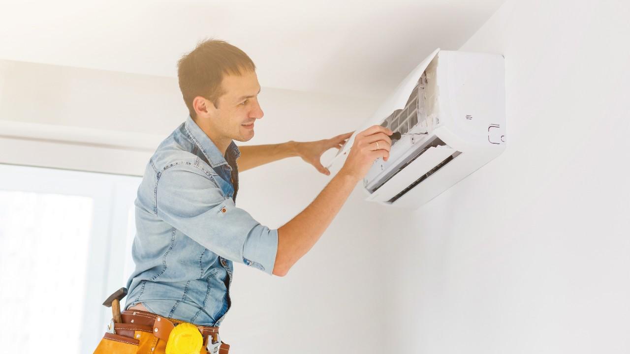 Hombre reparando un aire acondicionado