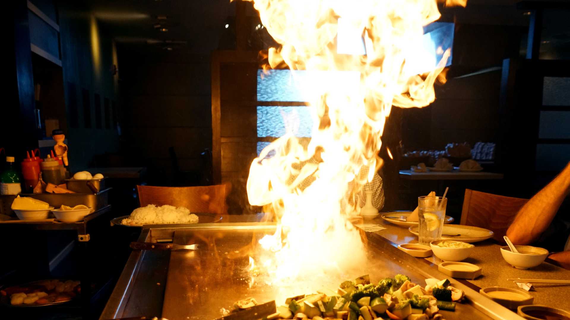 Fuego en una parrilla y asado en un restaurante