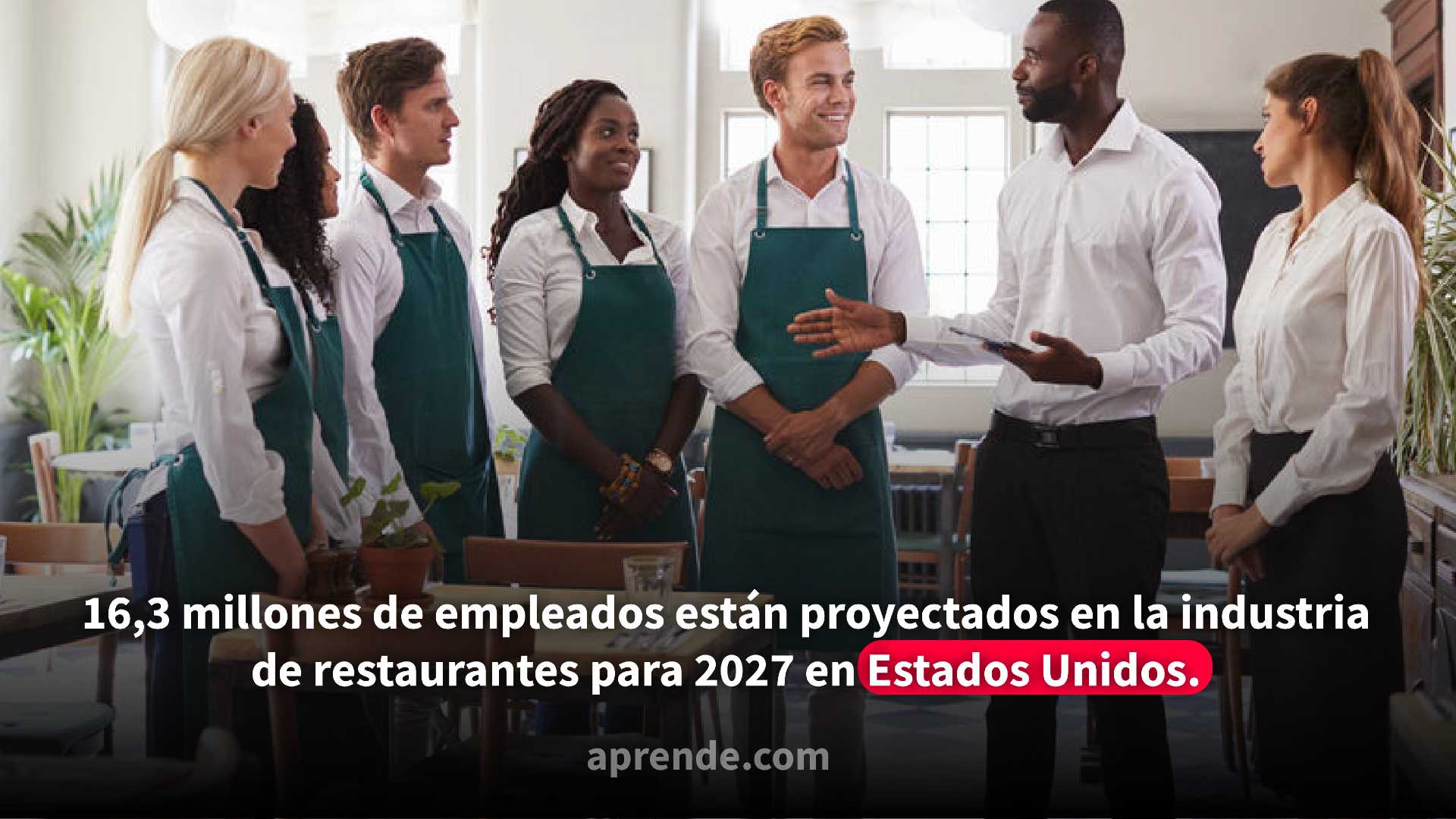 grupo de personas que atienden un restaurante