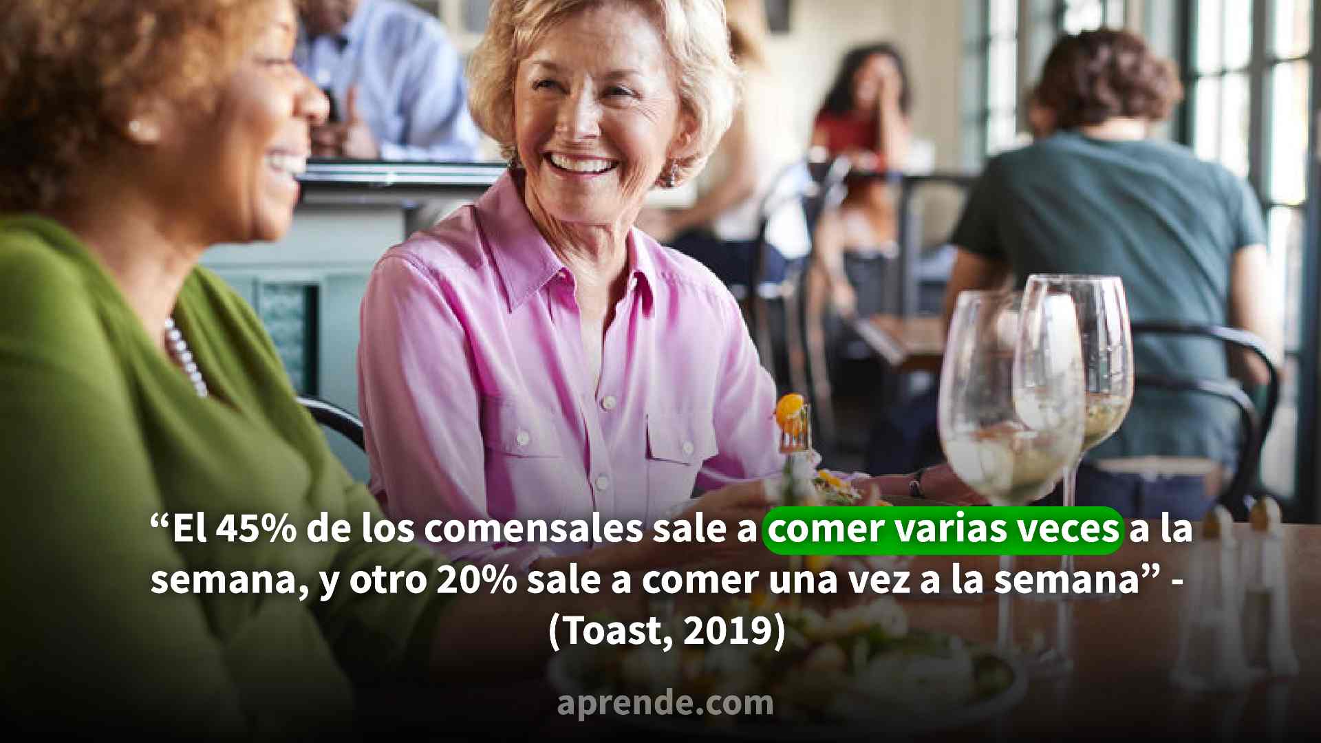 mujeres degustando un fondo en un tazon en un restaurante