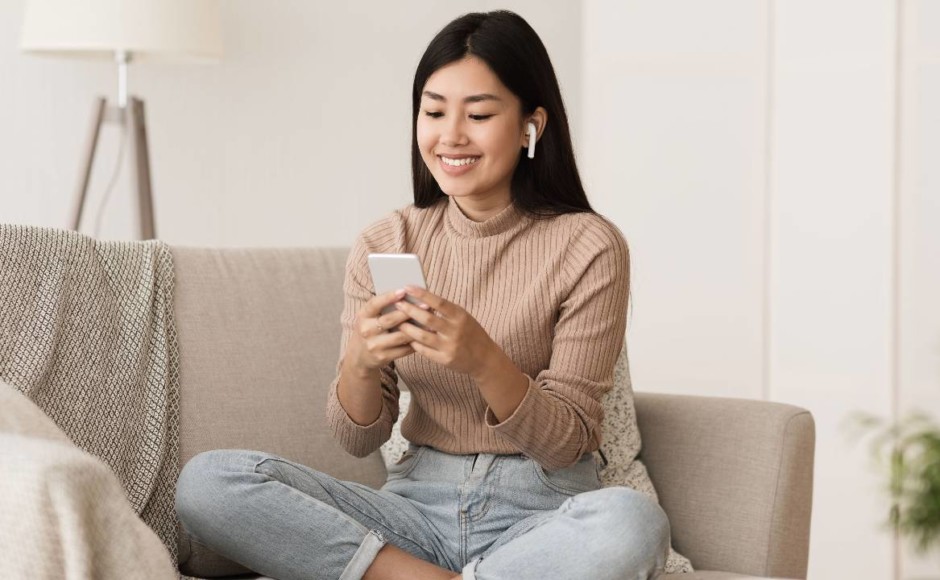 Mujer tomando clases en vivo en su celular