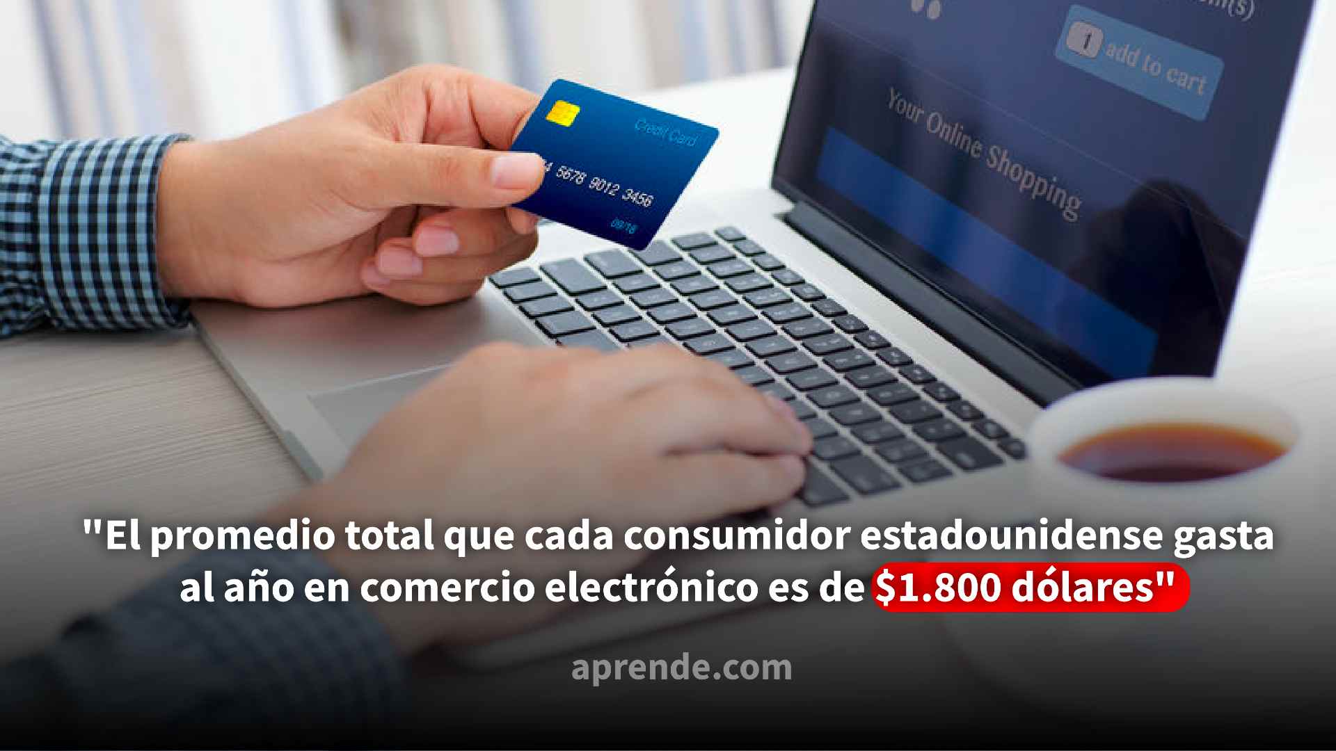 mano de un hombre sosteniendo una tarjeta de credito a punto de comprar algo en linea