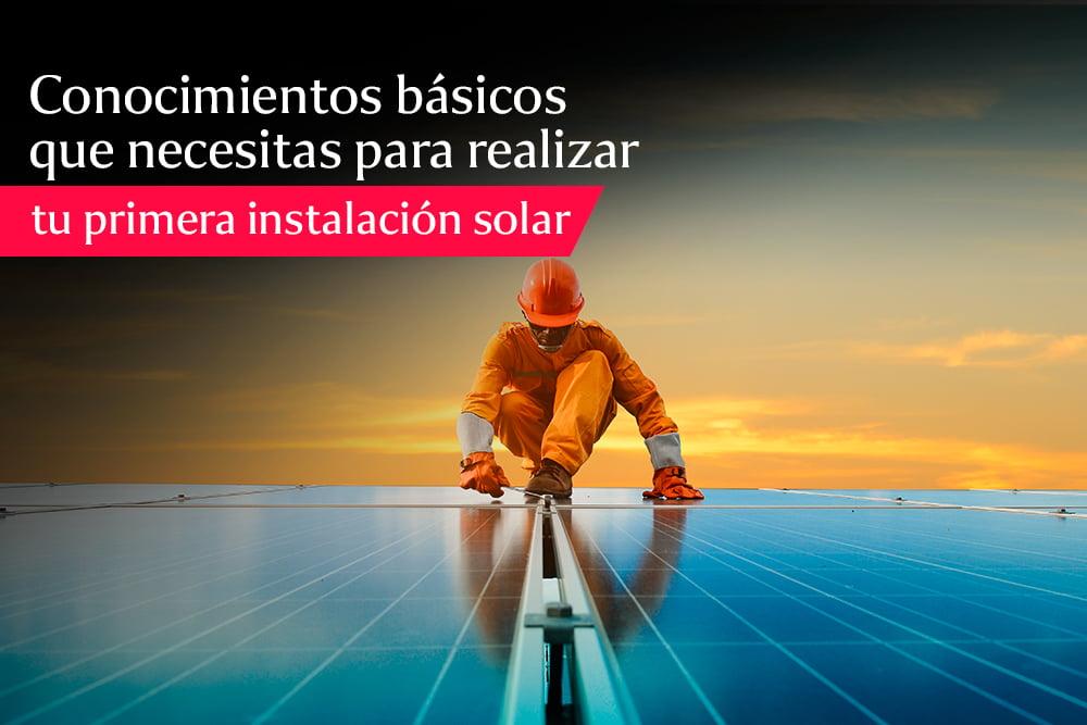 Imagen de un técnico en instalación de paneles solares