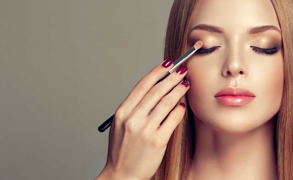 Mujer aplicándose maquillaje para la noche