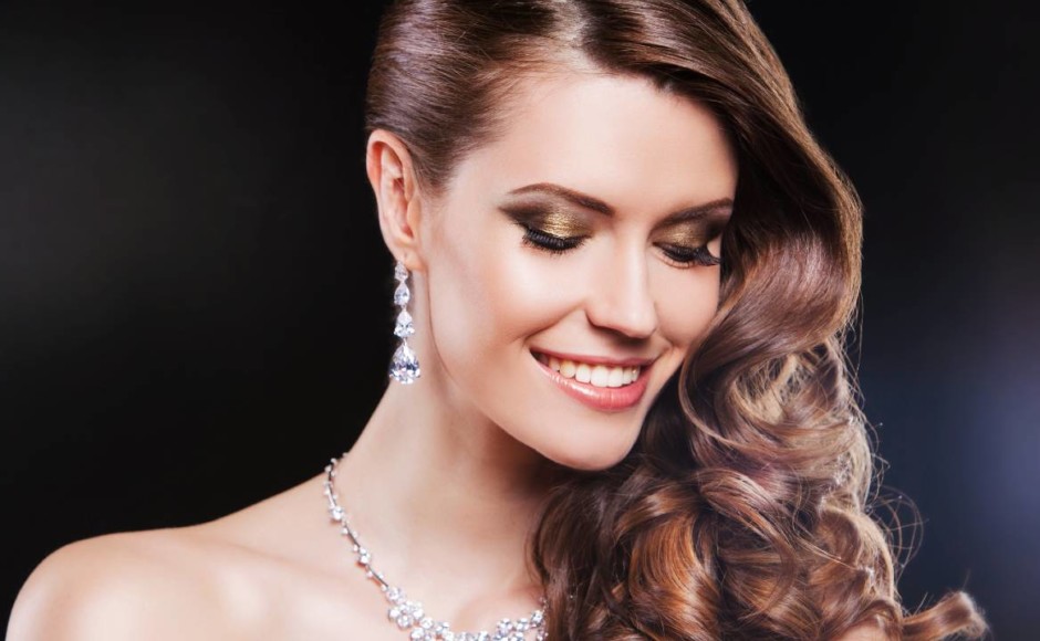 Mujer con maquillaje artístico aplicado