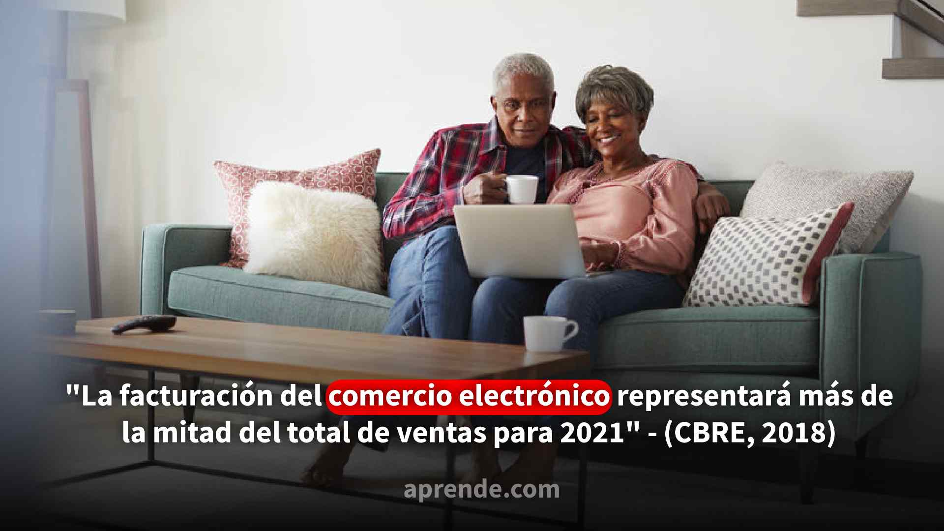 hombre y mujer sentados en un sillon revisando su computador