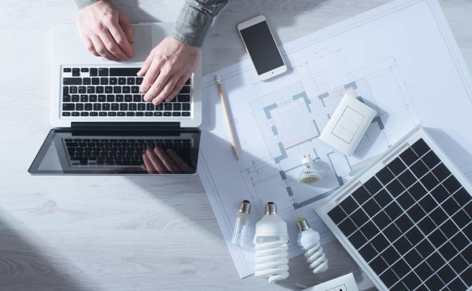 Manos de una persona que está estudiando en línea en su computadora portátil