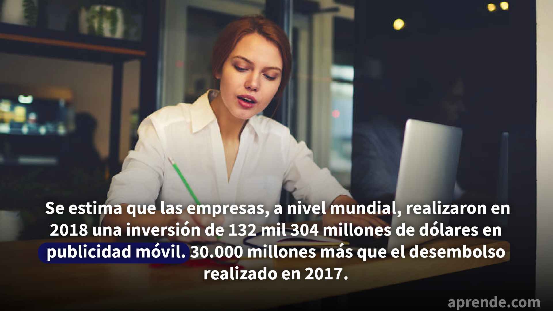 Mujer sentada en su escritorio haciendo presupuesto para su negocio