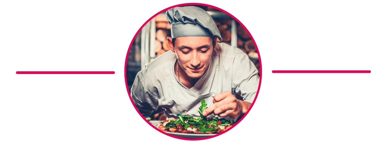 fotografía circular de un chef sonriente terminando de preparar un platillo