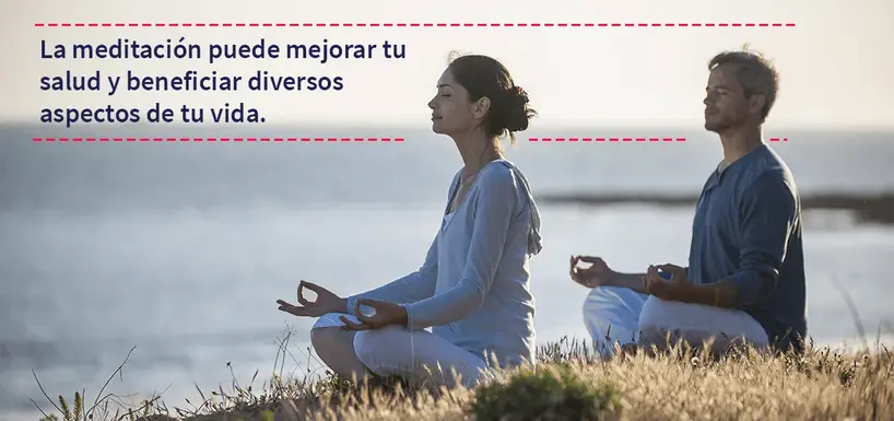 un hombre y una mujer meditando al aire libre