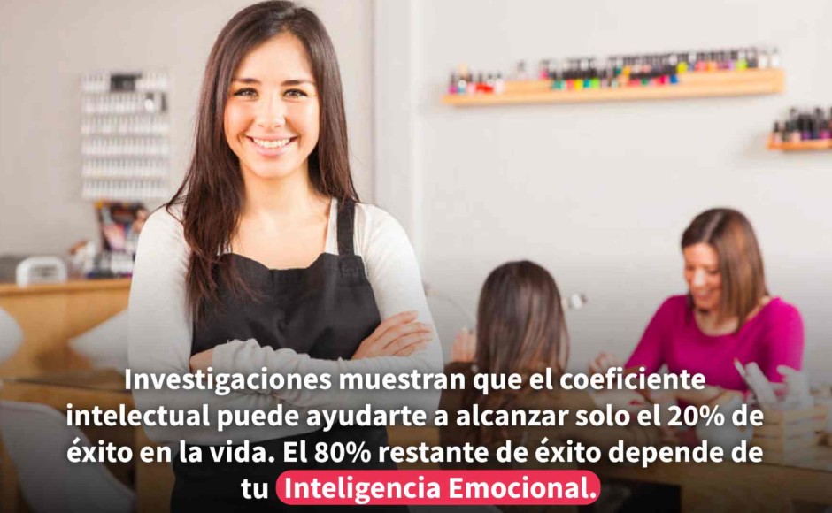 Mujer sonriendo exitosa y tras ella un grupo de mujeres reunidas en un escritorio