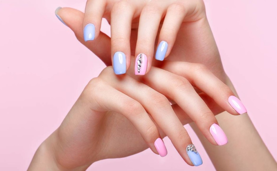 Manos de una mujer con uñas bien arregladas