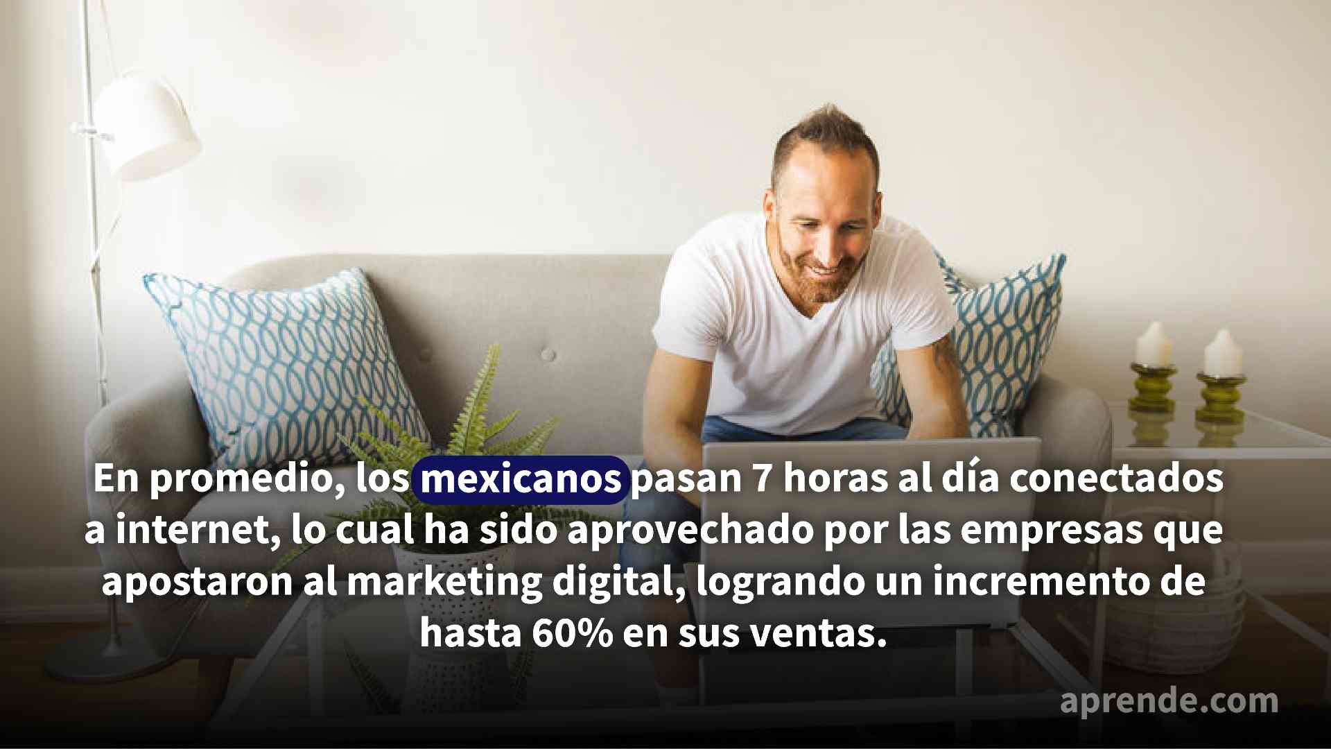 Hombre sentado en un sofá frente a su computadora portátil