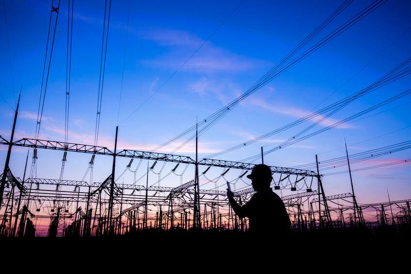 Campo abierto con cables de alta tensión