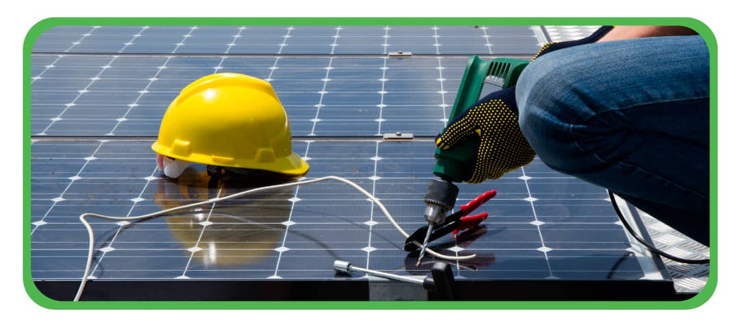 fotografía de un trabajador terminando de poner un panel solar