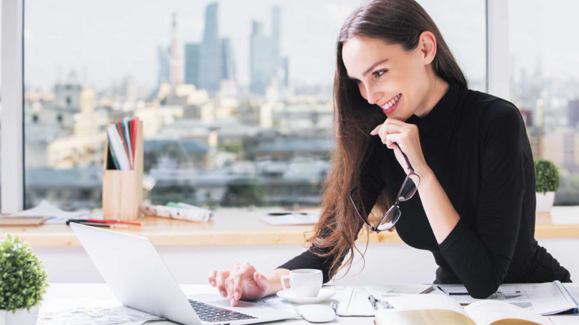 mujer-sonriendo-frente-al-computador