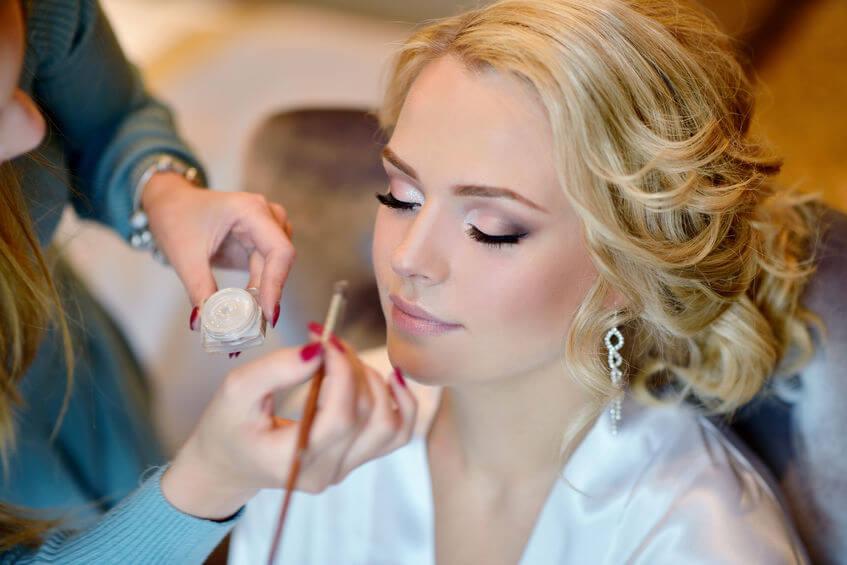 Rostro de una mujer siendo maquillada