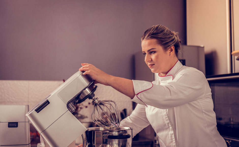 profesional de la reposteria usando una batidora