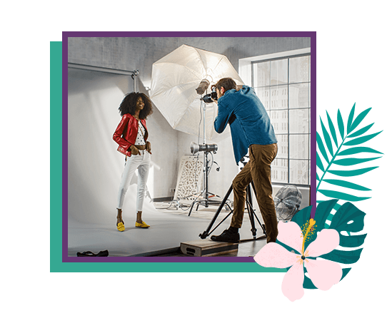 imagen de un fotógrafo tomando fotos a una mujer en un estudio