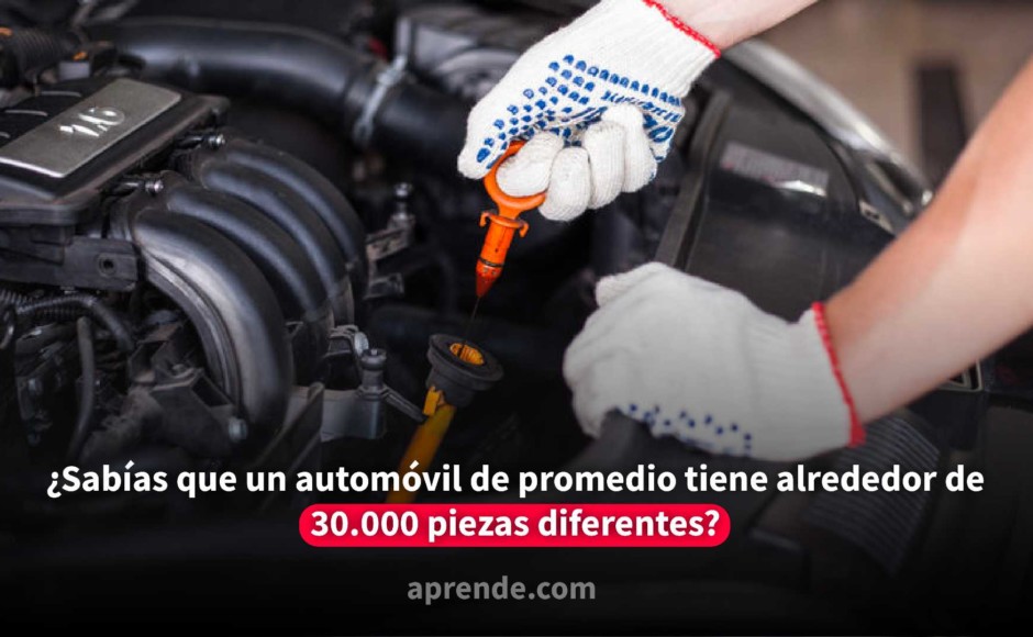 Manos de un mecánico midiendo el aceite de un automovil