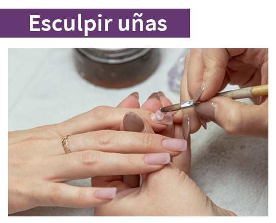 Imagen de las manos de una persona esculpiendo las uñas de otra