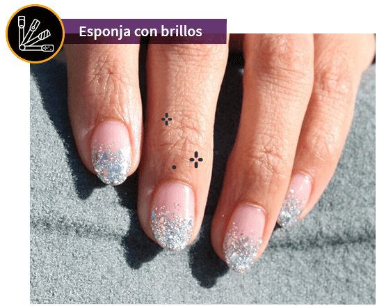 Imagen de una mano con manicure con estilo de esponja con brillos