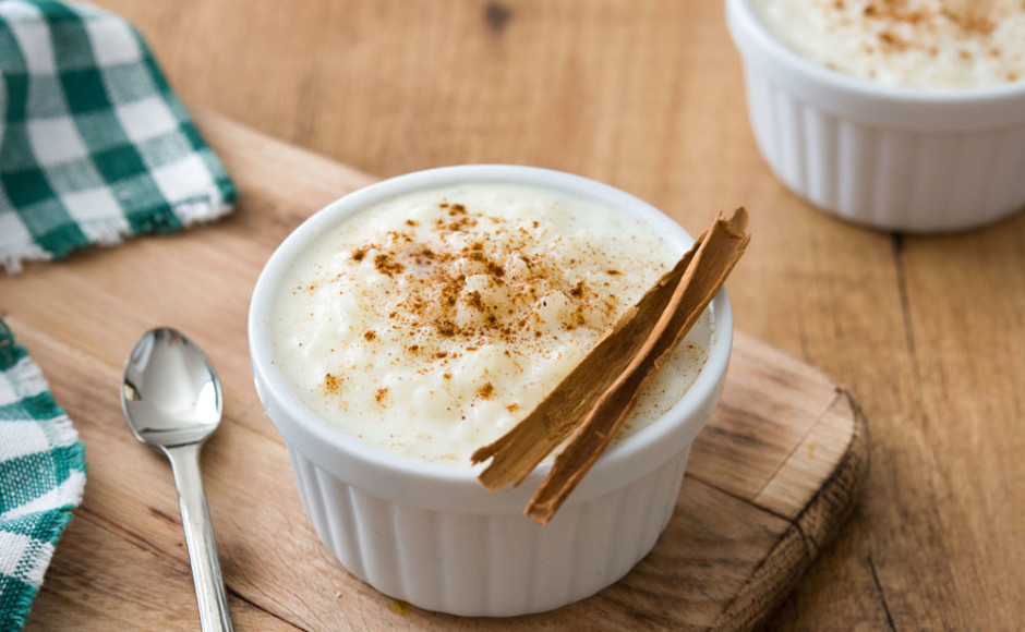 postre de arroz con leche con canela sobre una tabla 