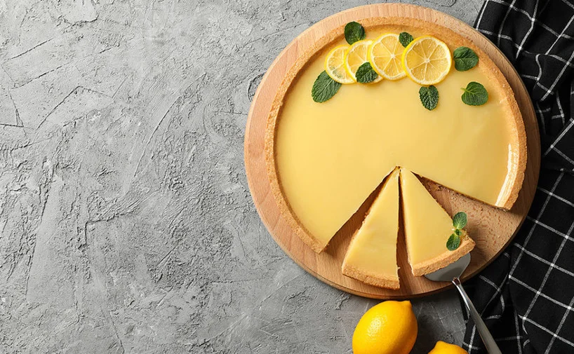 postre de limon con limones al lado