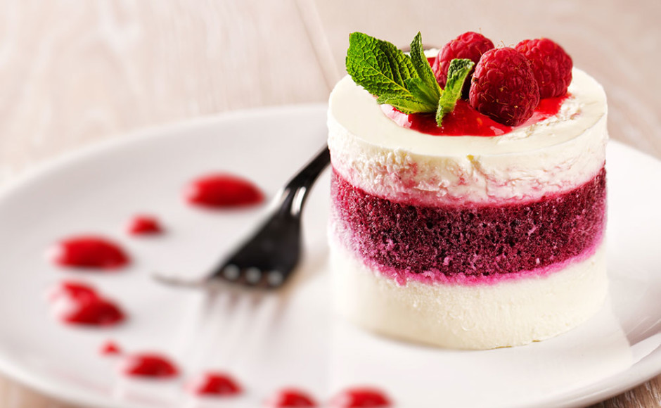 pannacota con fresas sobre un plato decorado