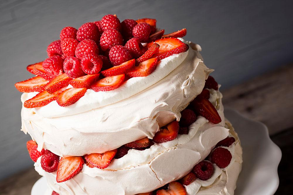 postre de tres capas con fresas en el medio