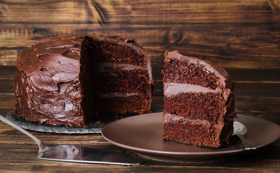 postre de chocolate con una porcion del pastel