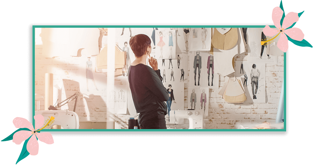 Imagen de un diseñador de modas viendo un portafolio