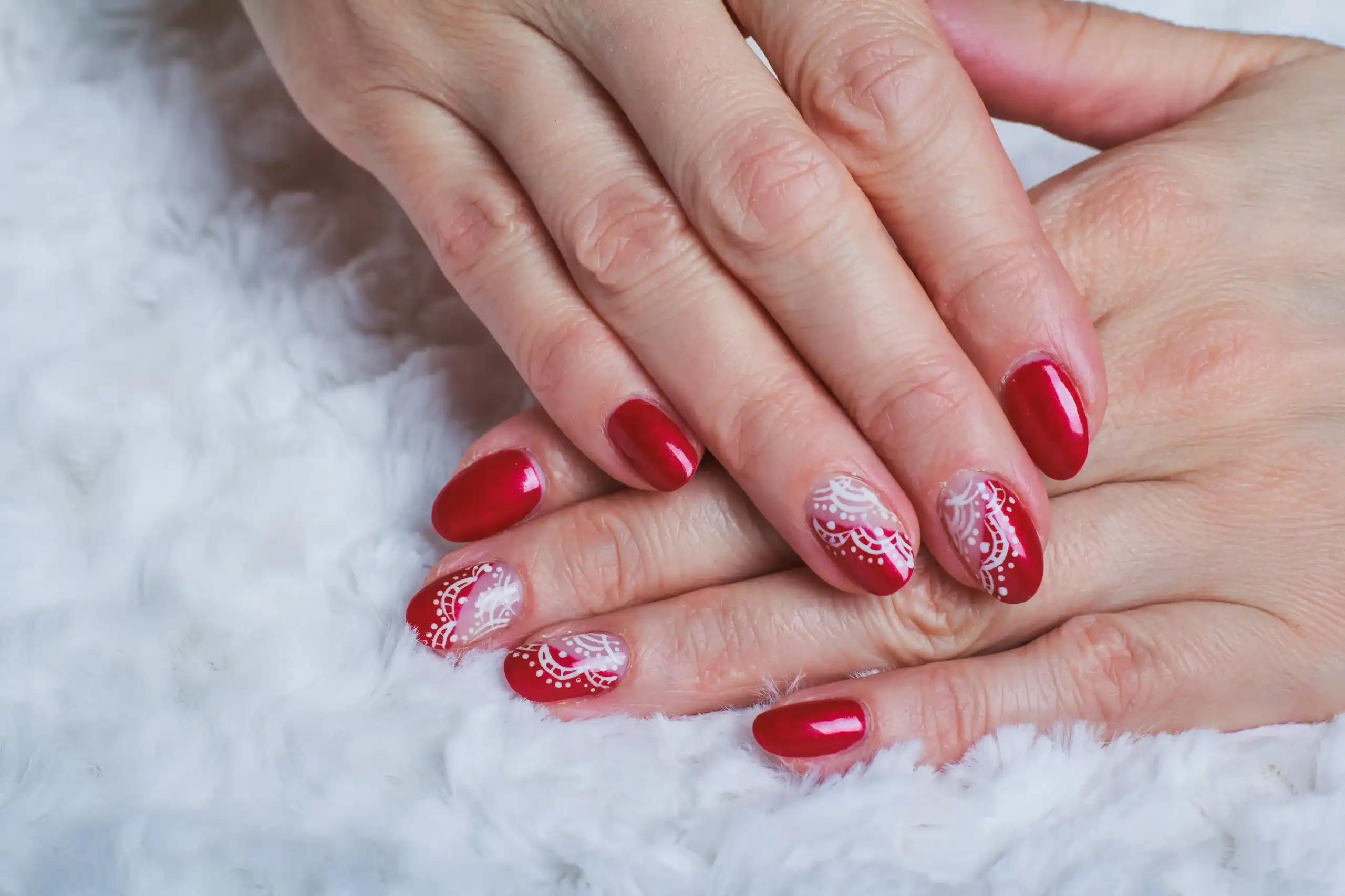 uñas rojas con diseño de encaje