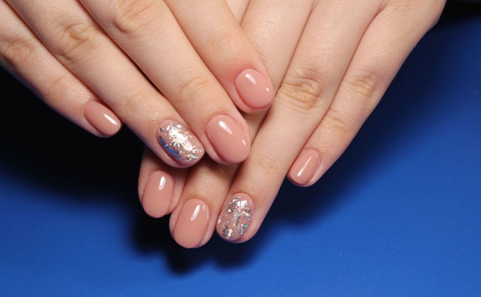 manos de mujer con un hermoso manicure en gel