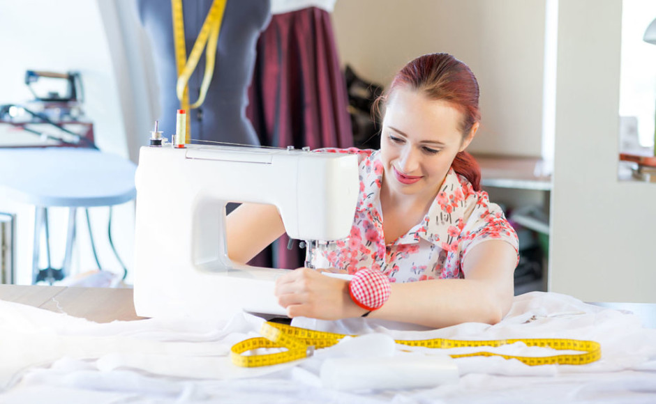 mujer cosiendo con una máquina de coser