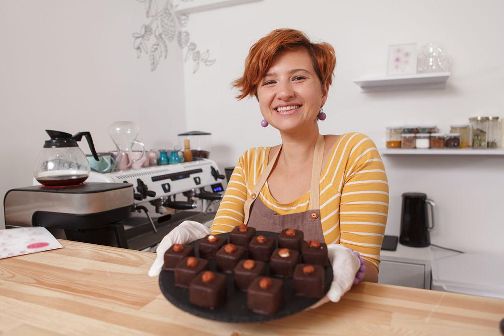 Pastelera femenina trabajando en su café