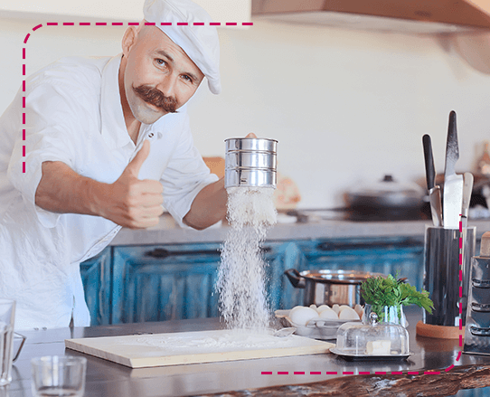 imagen de un chef vertiendo harina en una tabla